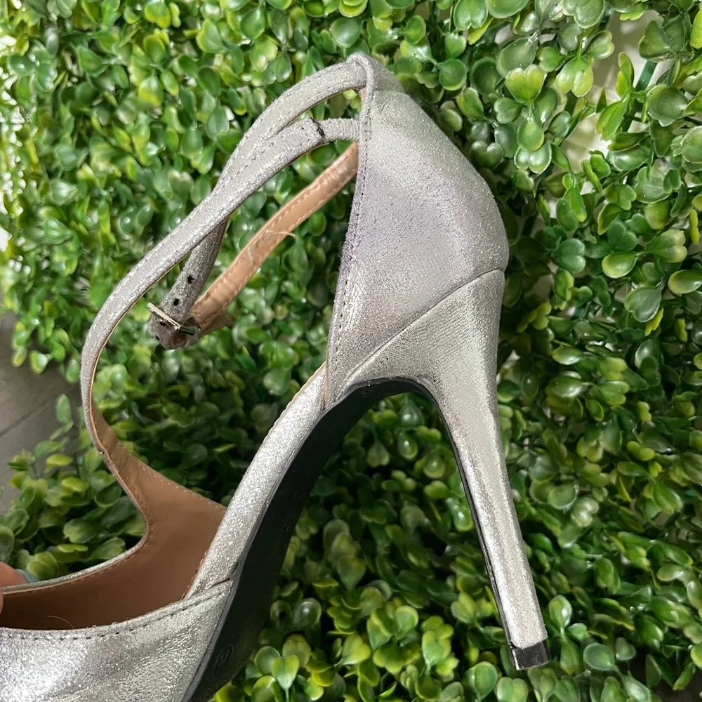Silver Brash High Heels Size 7.5
Prom, wedding, night out, fancy, glitter - Picture 2 of 4